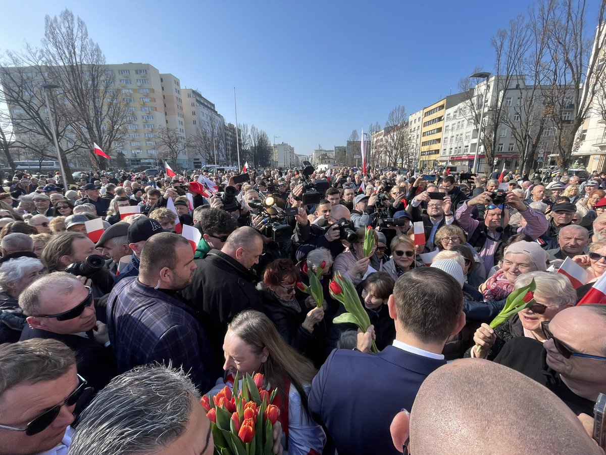 PrawusKris2005's tweet image. Gdynia, jeden z trzech obok Poznania i Warszawy bastionów PO. Na spotkaniu z #Nawrocki2025 tłumy 😍