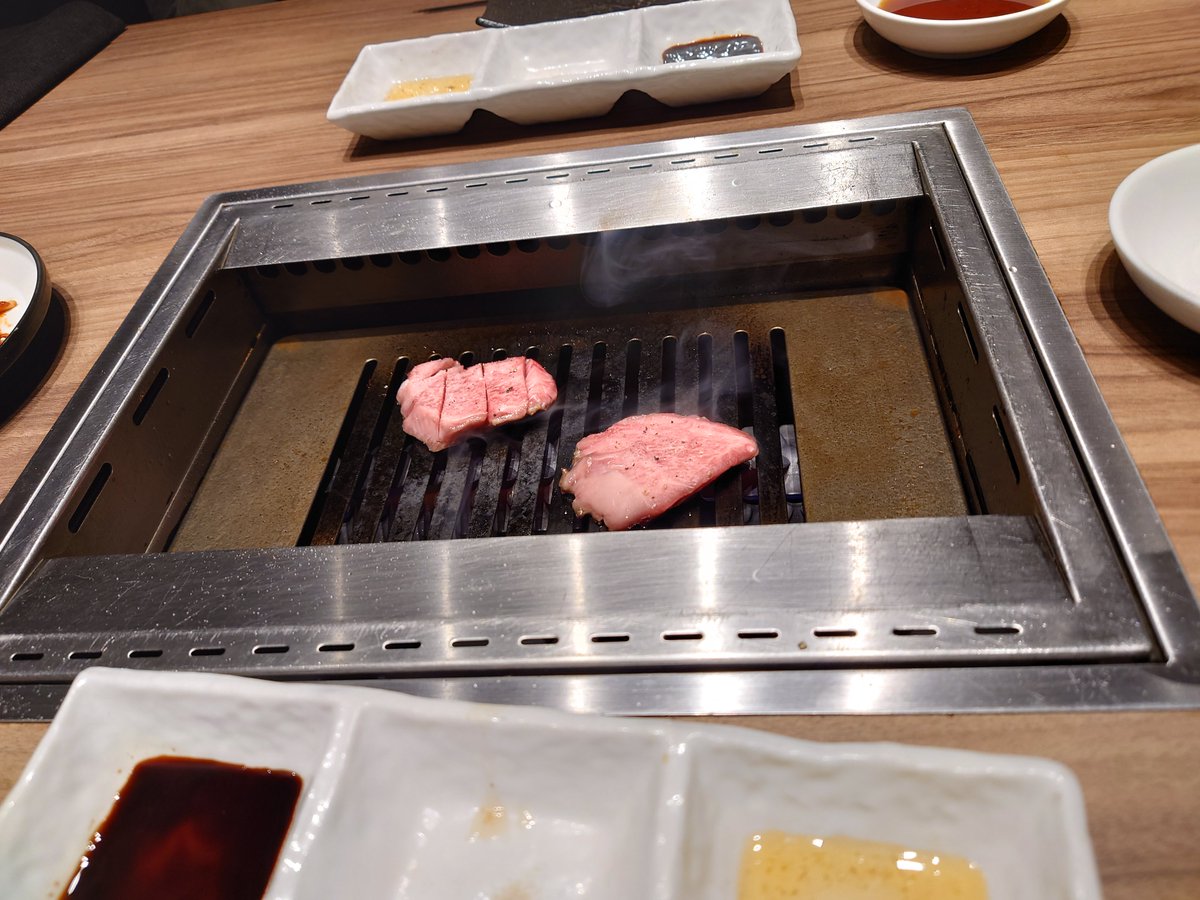 sinegomikasuasp's tweet image. 焼肉は写真だけで失礼します
先月通りすがりの外人にチョコ買わされたみたいなのでダイソーの困りますボタンをプレゼントしました
