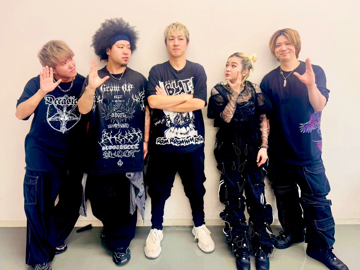 KenHigeshiro's tweet image. 「hololive SUPER EXPO 2025」
hololive 6th fes. Color Rise Harmony
STAGE1 ＆ STAGE2

✨🎸Band member🥁✨
Gt.奈良悠樹　
Gt.安島龍人
Key.西村奈央
Ba.櫻井陸来
Dr.わたし

初日無事完走！
明日もよろしくお願いします🔥

#hololive #ホロライブ
#hololivefesEXPO25
#hololivefesEXPO25_DAY1