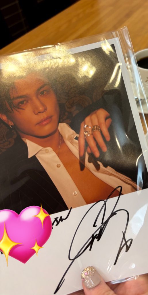 いわたさんのハイタッチ🙌、サイン✍️会に行ってきました🐶
ハイタ、手が大きかった🥲目を合わせながらハイタッチしてくれるありがたすぎる

サイン会は緊張しすぎてありがとうございますしか言えず…菩薩のような笑顔でサイン用紙を渡してくれた🙏優しい…
本当にいわたさん1日目お疲れ様でした🥲