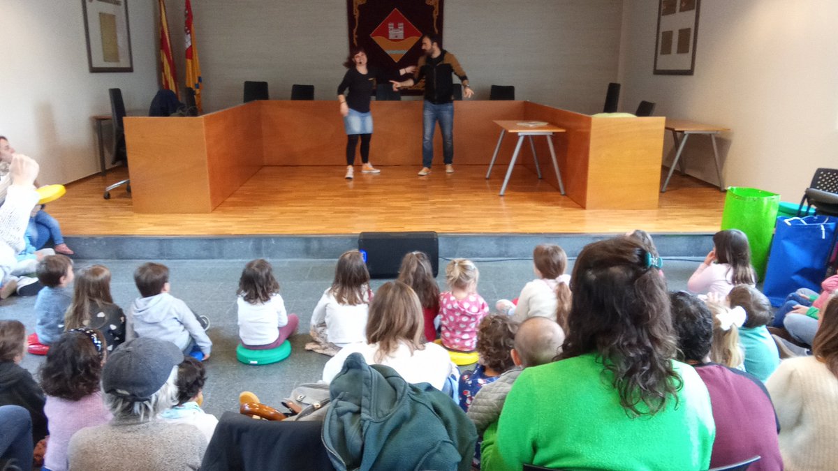 Un #8M amb molta afluència escoltant activament els Contes desexplicats amb <a href="/vivimdelcuentu/">Vivim del Cuentu</a> . Gràcies al públic i a tots els qui ho heu fet possible👌🫅😊♀️! #horadelconte @emd