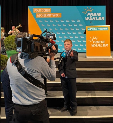 Let steadyGum take care of your shoulders and arms. No more strain, numbness, and pain when you are shooting. Thanks to Bürgerbüro Preidl for the pictures of steadyGum in action.