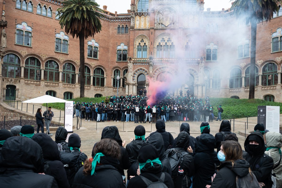 #8M | Aquest matí 300 persones de diversos col·lectis feministes s'han concentrat davant de l'Hospital de Sant Pau per denunciar que el centre de salut públic "prohibeix la pràctica d’avortaments mèdics per qüestions religioses i morals". directa.cat/?s=avortament