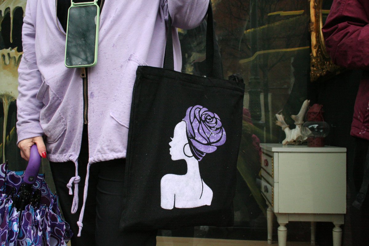 Inundamos de morado las calles de Fuenlabrada por el 8M 💜🔥 

Hoy, junto con nuestras vecinas, hemos recorrido la ciudad para dejar claro que Fuenlabrada es feminista ❤️‍🔥

Pese al odio, nosotras caminamos por un feminismo interseccional que nos permita a todas vivir libremente ✊🏻