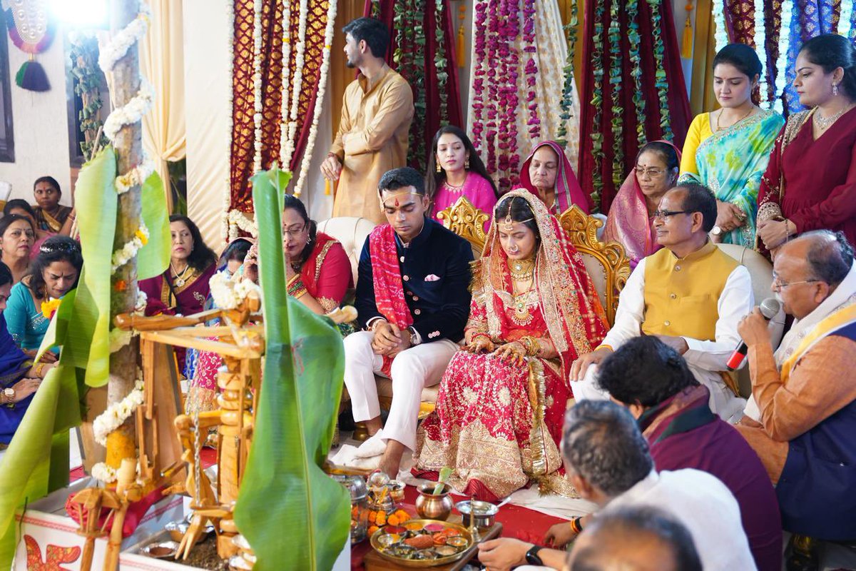 आज मांगलिक वेला में बेटी अमानत का चौहान परिवार में गृहप्रवेश पूरे विधि-विधान से संपन्न हुआ। द्वार पूजन, क्षेमलाभ का पूजन करने के साथ ही मेरी धर्मपत्नी साधना द्वारा वर-वधू की आरती उतारी गई।

मां अन्नपूर्णा की कृपा के लिए कुल देवी-देवताओं को नमन किया और मंडप में स्थापित