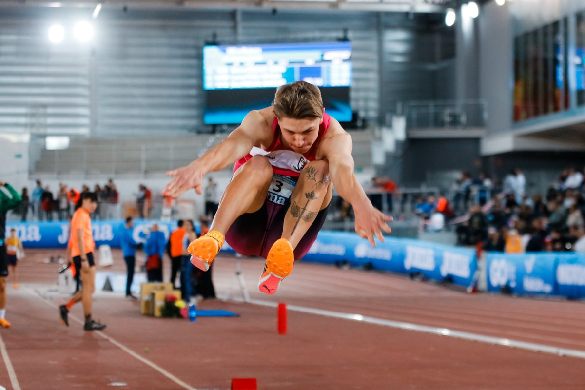 Salamanca ha vivido una intensa primera sesión 

Los 2⃣ primeros campeones #CEatletismoSub20ST

Pértiga 🚺
🥇 Noa Martínez 📏 3.86 m

Longitud 🚹
🥇 Alberto Martínez de Moretín📏 7.38 m

📺 <a href="/LaLigaPlus/">LALIGA+</a>
📊 bit.ly/43vKAuK