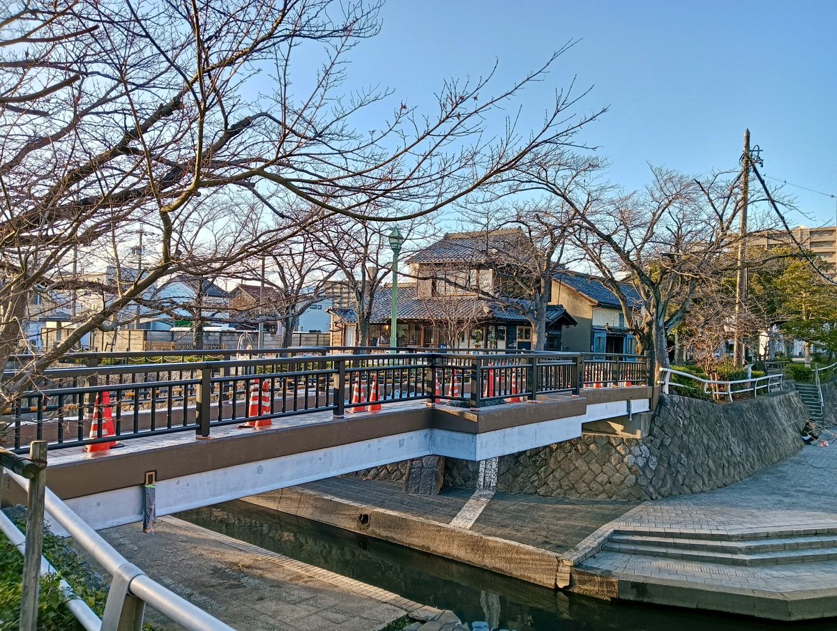 _ogaki_'s tweet photo. 聲の形 いつもの場所で
四季の広場 美登鯉橋
お色直し真っ最中
"ペンキ塗りたて"
先日の続き…その後。
作業お疲れ様です🙇
❺
#聲の形 #映画聲の形
#聖地巡礼 #美登鯉橋
#四季の広場 #水門川
#大垣 #大垣市
海外向け
#ASilentVoice
#TheShapeofVoice
#KoeNoKatachi
#Ogaki #Gifu https://t.co/6AP7W8cQ6P