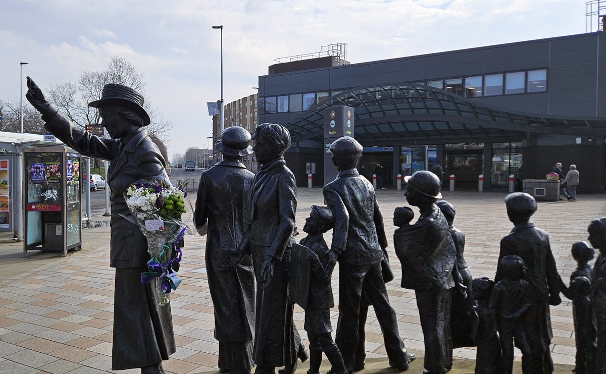Nice day in Sunny Govan for our secretary, Esme Clark to lay some flowers to honour Mary Barbour and mark International Women's Day 2025.
Thanks to Nolan's Bazaar on Govan Road for providing the lovely flowers.

#iwmd2025