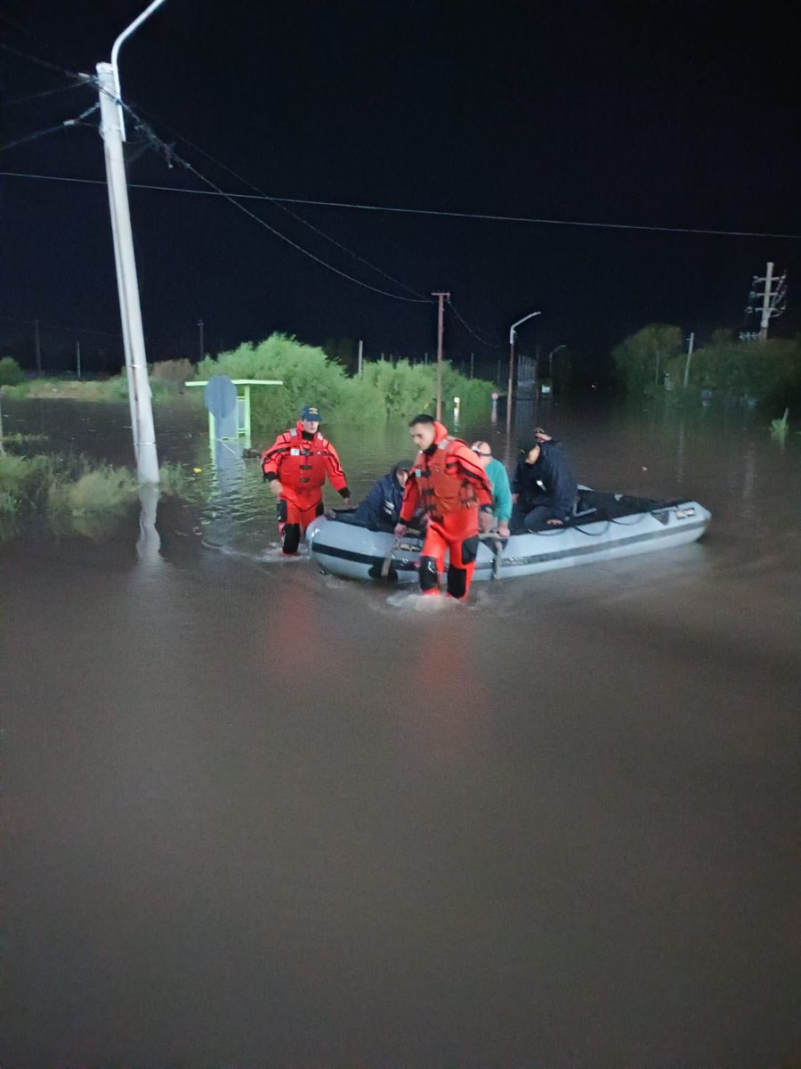 Hace minutos, junto a <a href="/luispetri/">Luis Petri</a> y <a href="/jlespert/">José Luis Espert</a>, hablamos con el Presidente <a href="/JMilei/">Javier Milei</a> para informarle sobre el operativo de emergencia que estamos desplegando en Bahía Blanca. 

Durante toda la noche, las Fuerzas Federales de Seguridad y las Fuerzas Armadas trabajaron sin pausa para