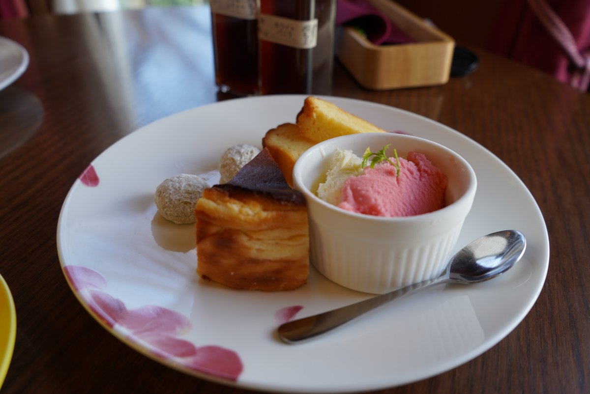 ムレスナティー吉祥寺でアフタヌーンティーセット頂きました。焼きたてスコーン&amp;クロテッドクリームが美味。
スコーン好き紅茶好きにおすすめです。
#α7c