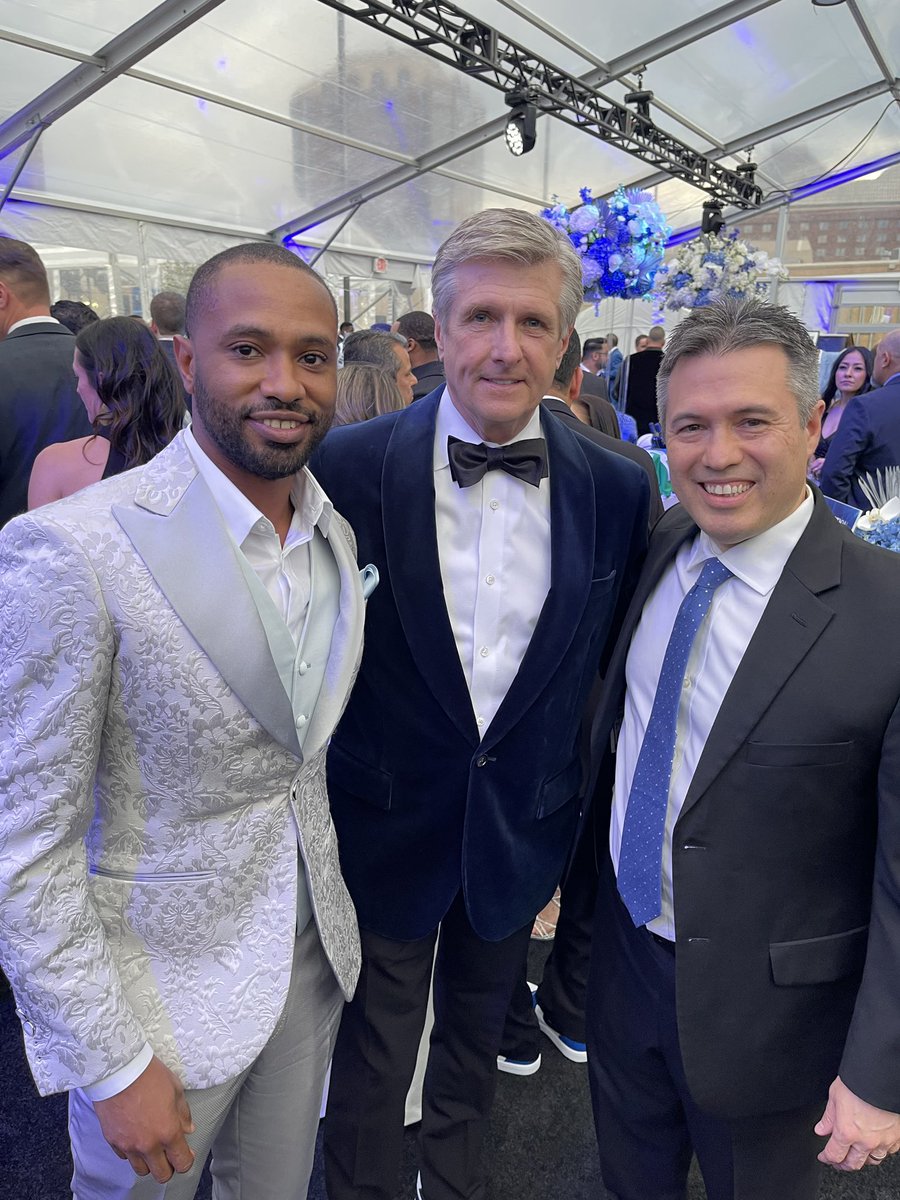 Last post and back to work! Rick the new Dallas Mavs CEO and <a href="/itsRomyAntoine/">Romy  Antoine</a> . Dallas Mavs had a great HR team they also are one of the only NBA teams that hire locally and not through agencies and their employees aren’t contractors 😉 #JOBSEEK