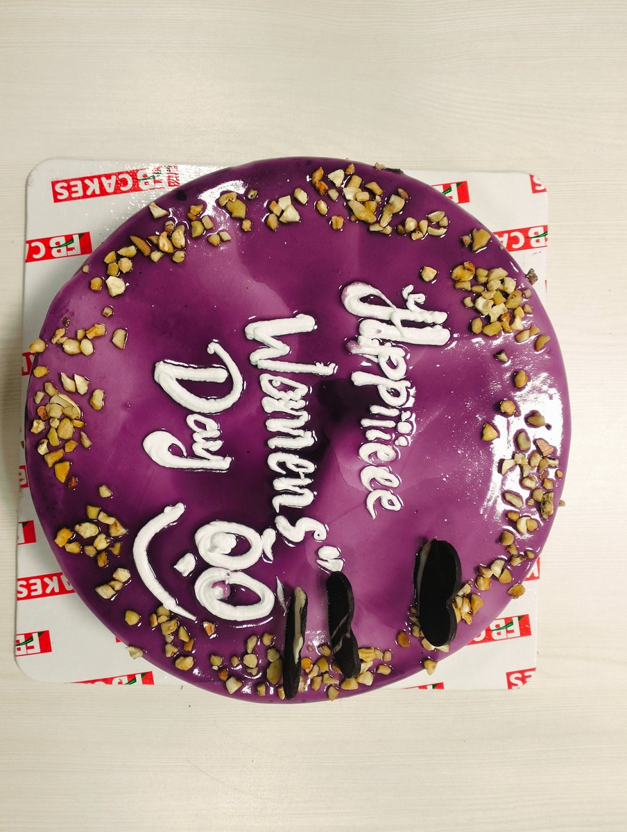 Surya_Infomatic's tweet image. Genuine appreciation shone brightly this Women&apos;s Day! Cake, personalized gifts from male colleagues – all to celebrate our amazing women. A truly united and fulfilling celebration! 

#CelebratingWomen #WorkplaceUnity