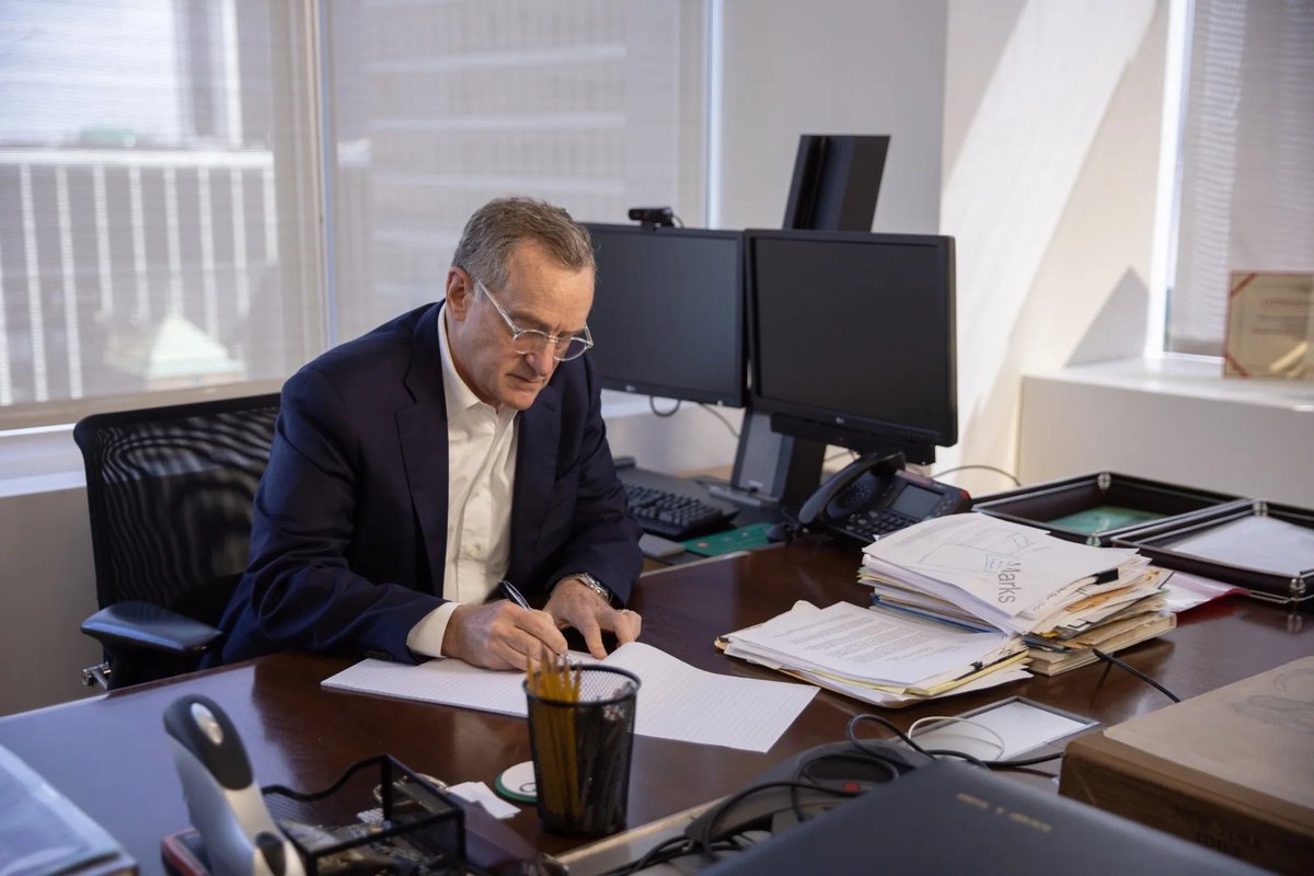 Most people think investing is about picking winners.

Howard Marks disagrees.

His philosophy: “The most important thing isn’t making money—it’s controlling risk.”

Here’s how Marks built a $120B empire through this philosophy: