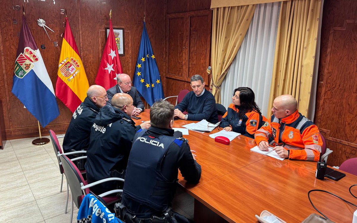 Ayuntamiento de Algete (@aytodealgete) on Twitter photo 🚨 Celebramos una reunión de coordinación con Policía Local, Protección Civil, el Alcalde y el concejal de Seguridad después de que la <a href="/112cmadrid/">112 Comunidad de Madrid</a> haya activado la situación operativa 1 del Plan de Inundaciones #INUNCAM por previsión de fuertes lluvias. 🚨 Celebramos una reunión de coordinación con Policía Local, Protección Civil, el Alcalde y el concejal de Seguridad después de que la <a href="/112cmadrid/">112 Comunidad de Madrid</a> haya activado la situación operativa 1 del Plan de Inundaciones #INUNCAM por previsión de fuertes lluvias.