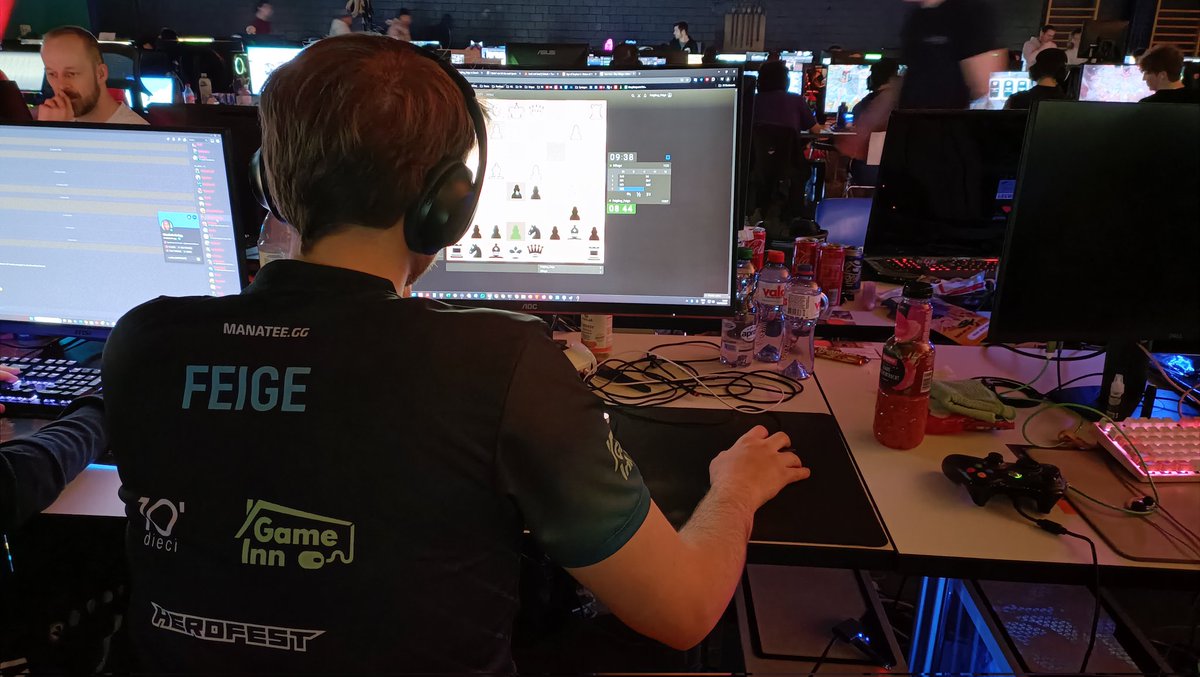 The tournaments <a href="/LockAndLoadCH/">Lock and Load</a> are about to start 🛫
Our athlete Feige will be playing the  AoE2 and Chess tournament. ⚔️♟️

Our team around <a href="/meeloox97/">meeloox</a> will be partaking in #RocketLegue 🚗🚀

⚔️ Bracket: battlefy.com/lock-and-load/…
♟️ Standings: swissonlinetournament.com/Tournament/Rat…
🚗🚀: Bracket: