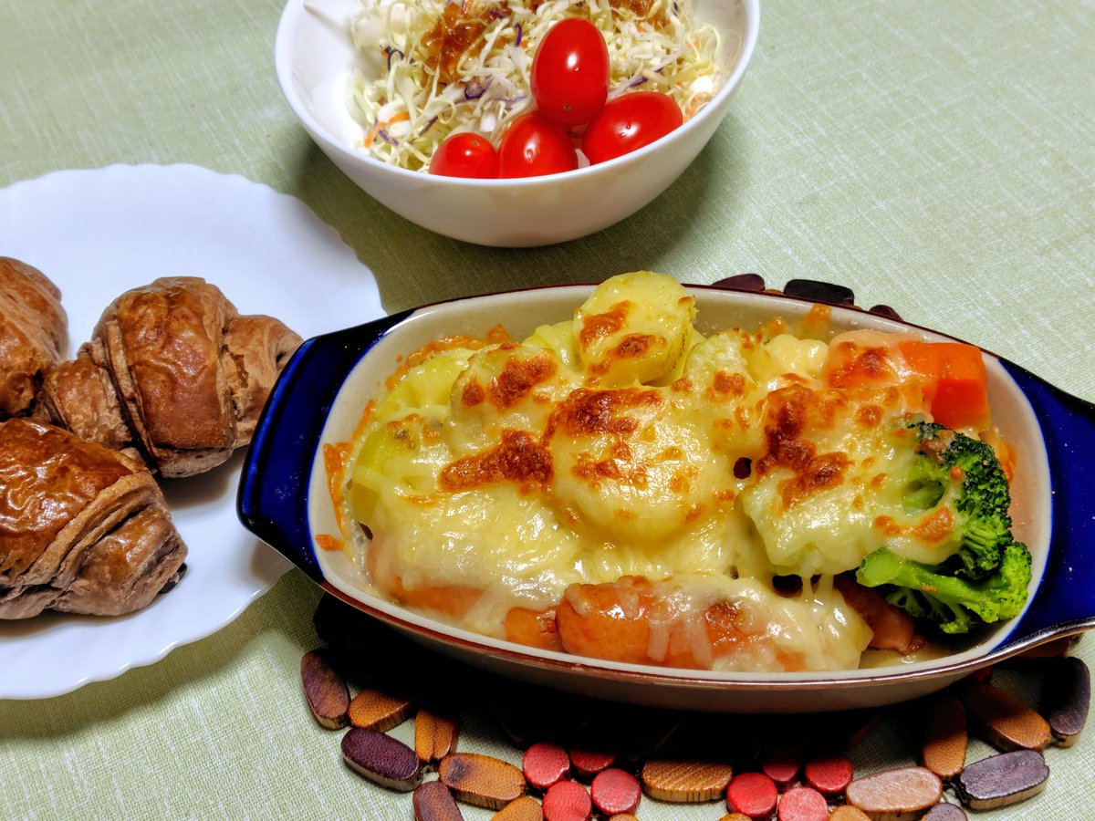 KitahoshiHikaru's tweet photo. 今日はお米を節約継続中で、クロワッサンとチーズのせバター焼きでした。具はジャガイモ、ニンジン、ブロッコリー、ソーセージです。 https://t.co/gNLT0Gotfa