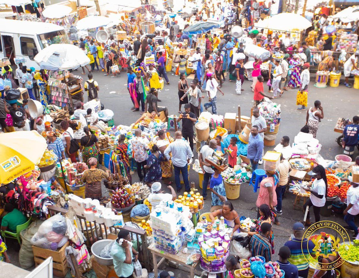AnnanPerry's tweet image. Finance Minister Dr. Cassiel Ato Forson and his team at the Ministry of Finance have engaged market women, traders, and Ghanaians at the Makola market to gather their input for the upcoming 2025 budget. 

#AbanPapaAba