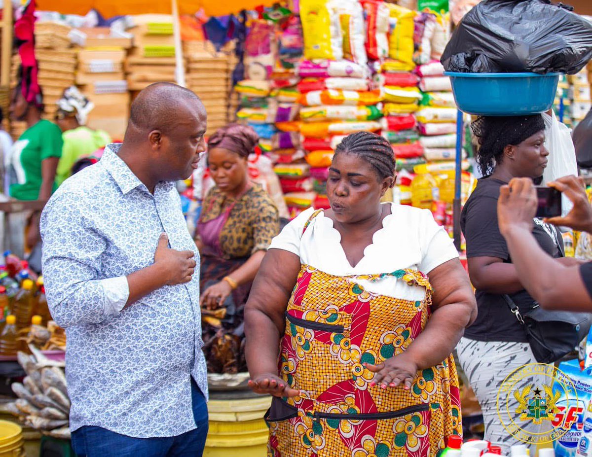 AnnanPerry's tweet image. Finance Minister Dr. Cassiel Ato Forson and his team at the Ministry of Finance have engaged market women, traders, and Ghanaians at the Makola market to gather their input for the upcoming 2025 budget. 

#AbanPapaAba