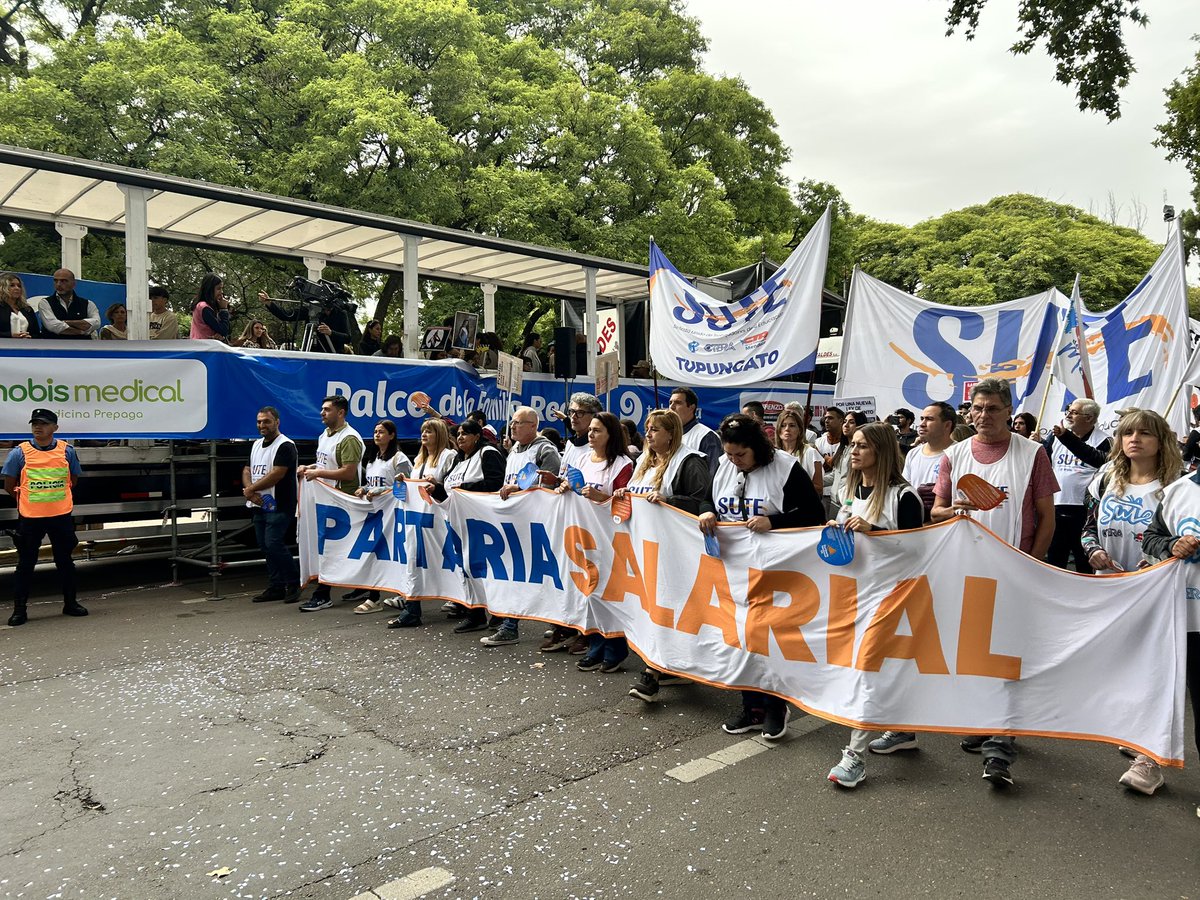 Entre los reclamos del <a href="/sutemendoza/">SUTE</a> se destacan: agilizar la titularización de los celadores, resolver la inequidad por la ley de arraigo, reconocer el pago de la garantía hasta las 48 hs cátedra y aspectos vinculados a la paritaria
@mdzradio 
<a href="/mdzol/">MDZ Online</a> 
#Vendimia2025 
#vendimiaMDZ