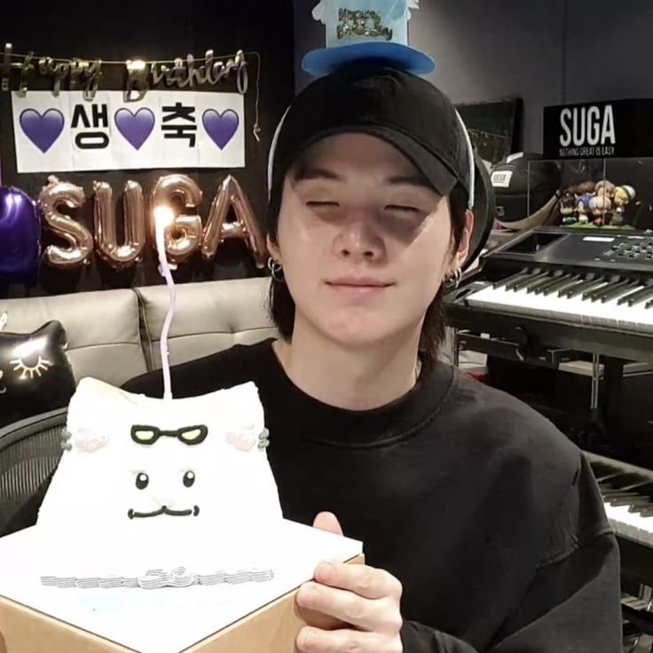 RT AND REPLY

HAPPY SUGA DAY
#HappySUGADay
#HappyBirthdaySUGA
#OurFirstLoveSUGA
#SUGAOurForeverArtist
#OurLotusFlowerSUGA
#YoongiOurUniverse
#32ndSpringwithSUGA