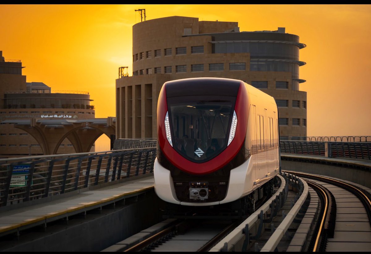 الاقبال الشديد على استخدام قطار الرياض( الميترو) يتطلب منكم زيادة العربات، والحل المتاح الان هو زيادة العربات.  ،  <a href="/RiyadhTransport/">النقل العام لمدينة الرياض</a> <a href="/RCRCSA/">الهيئة الملكية لمدينة الرياض</a> لان التشغيل الحالي لمعظم الخطوط هو فقط عربتين في كل قطار واذا دخلت محطة تجد مكان العربات الناقصة مكتوب استخدم الباب الاخر👈🏽(.مما يعني انه