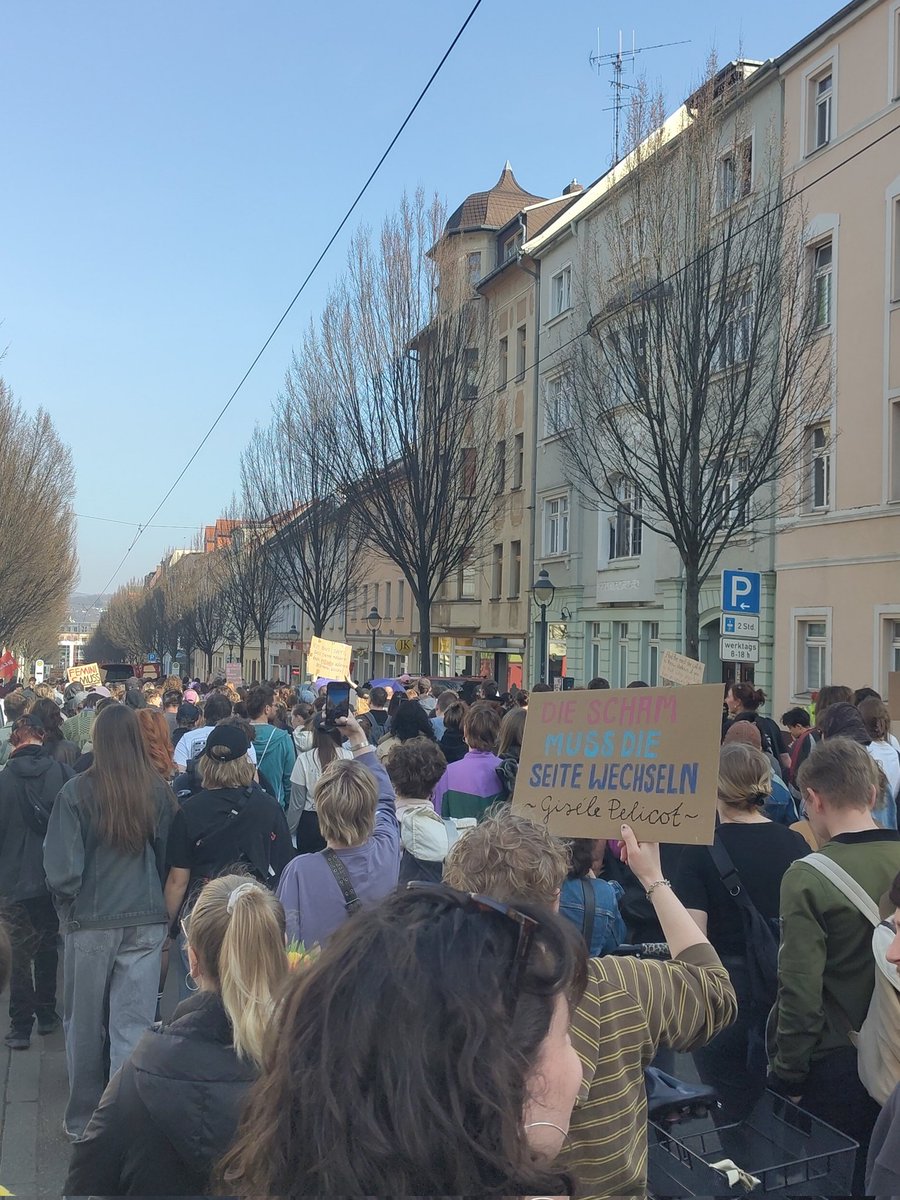#z0803
Wir sind heute in #Zwickau zum #feministischenKampftag. Mit 500 Leuten startet die Demo laut und kämpferisch! #8M #femstreik