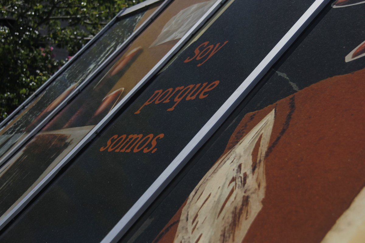 «Soy porque somos. La mirada involucra una historia, la transforma y provoca un pliegue ancestral. Ser cuerpo negro coreografiando el espacio público. Un mapa de experiencias individuales que también son colectivas». Extracto de texto <a href="/mayritadasilva/">Mayra Da Silva</a>