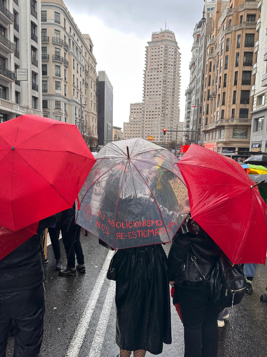 Un abrazo a todas las compañeras trabajadora ssexuales que estáis saliendo en las manifestaciones del #8M de vuestras ciudades, sin miedo, para pedir derechos laborales y el fin de la violencia abolicionista!