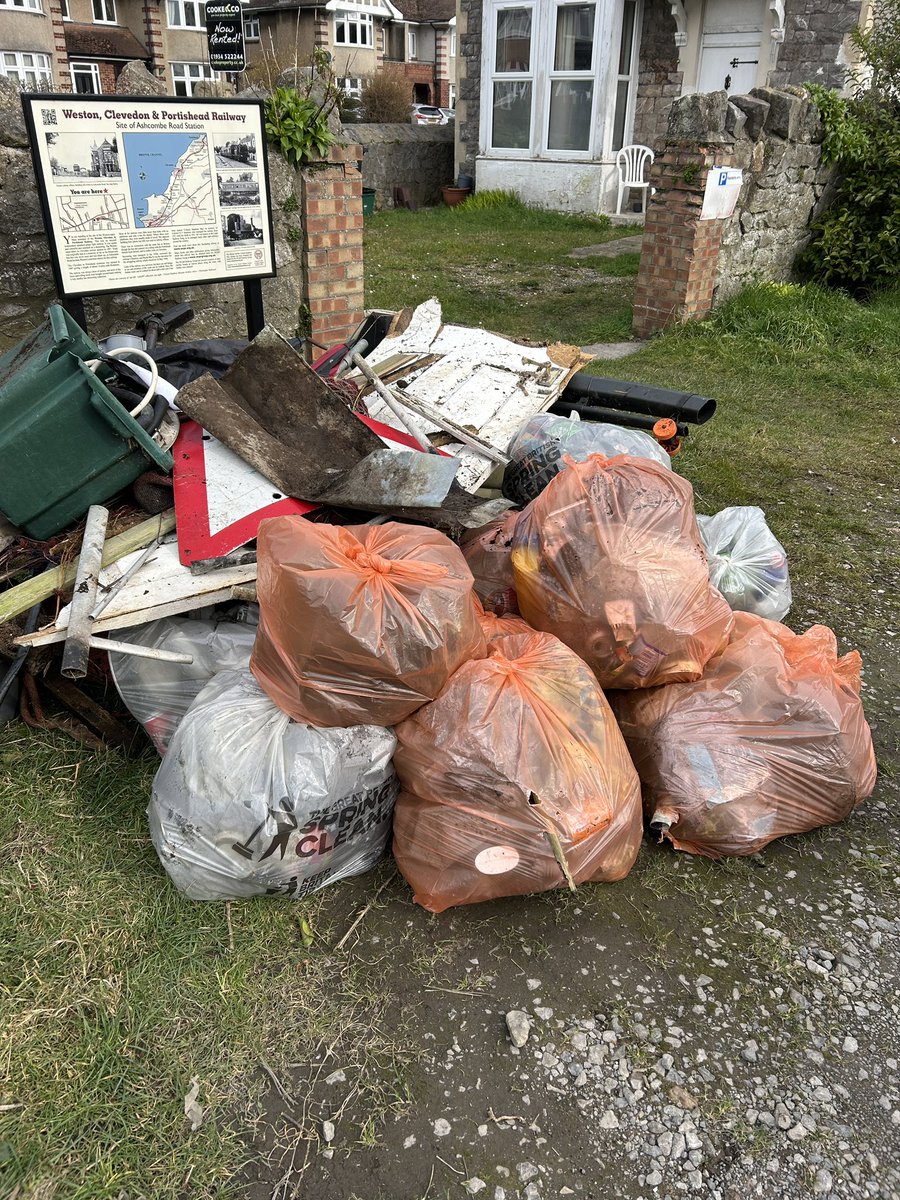 There was a fantastic turn out for our Milton Community Litter pick this morning -thank you all so much 🙏
Thanks to @DanielAldridgeMP for joining us !

And WHAT A LOAD OF RUBBISH !

Seriously- a shocking amount of fly-tipping and litter at the entrance to Colonel Stephen’s Way