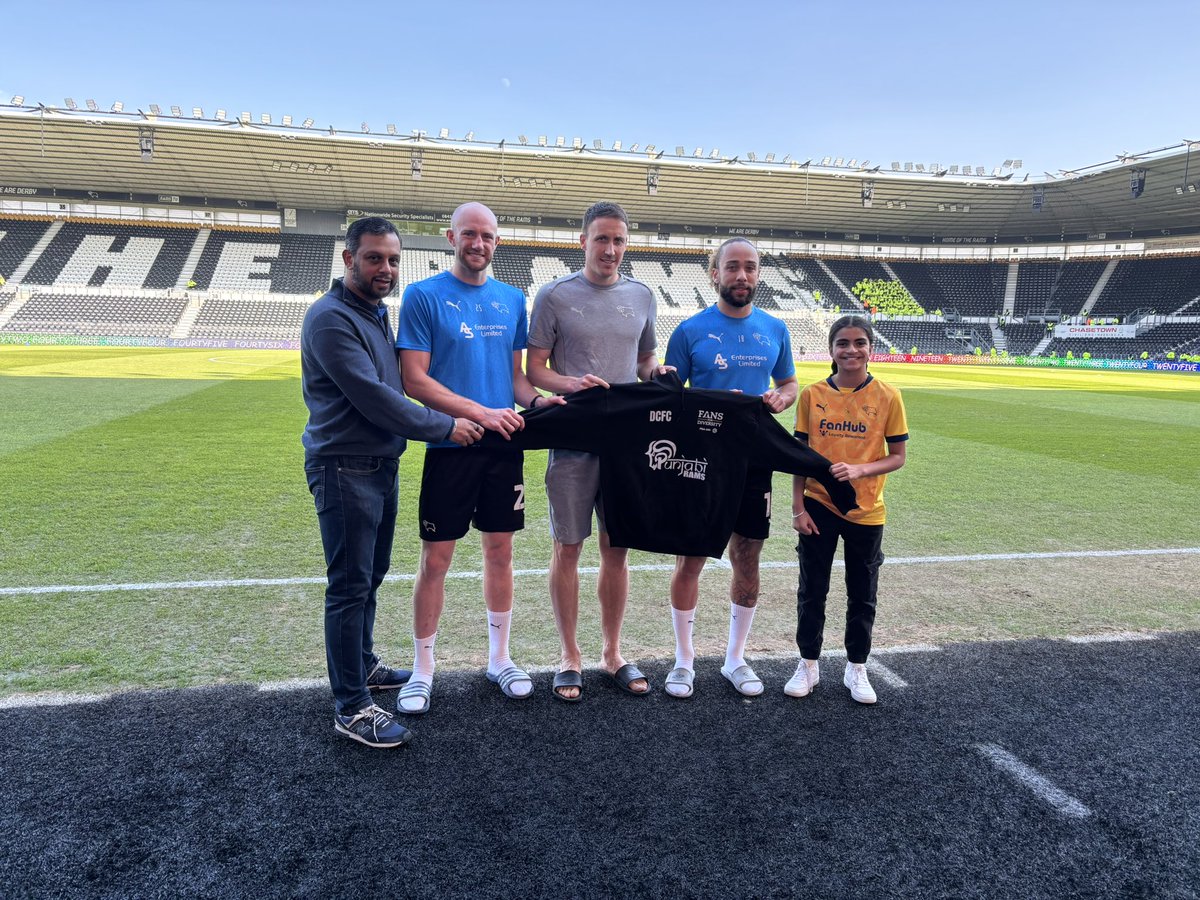 Gave the lads a pre match pep talk. 🗣️ score more than the others