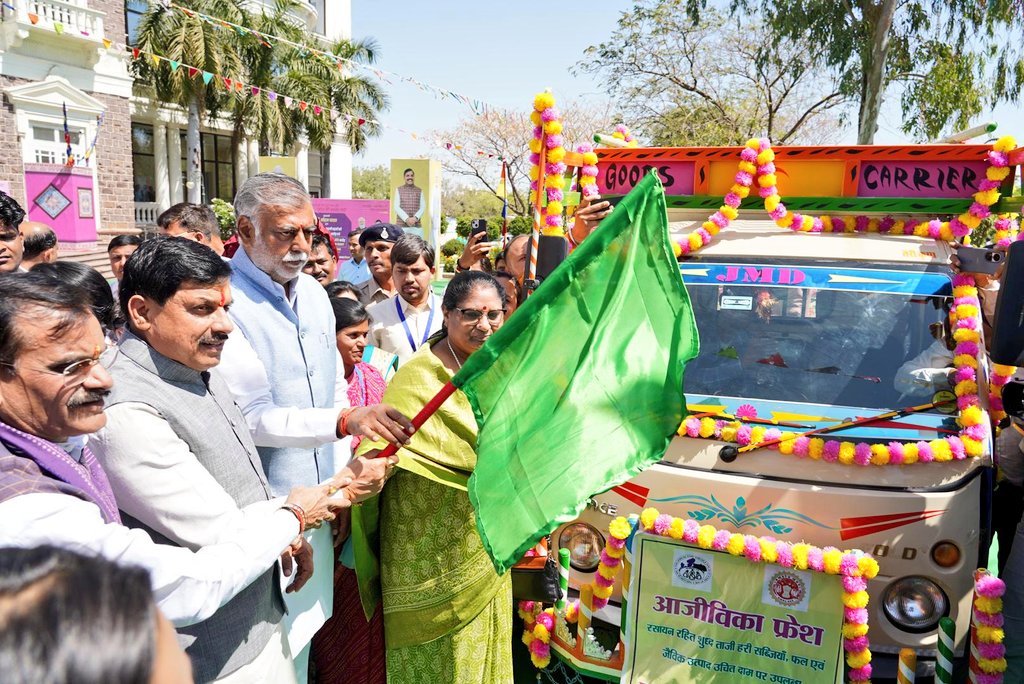 MPNFRySS's tweet photo. On the occasion of International Women's Day, the Hon'ble CM @DrMohanYadav51  inaugurated the "Mobile Ajeevika Fresh" initiative, of the MPSRLM under @minprdd  This program is entirely operated by SHG women from MP, with the assistance of  @APZBNF @vijaythallam @prahladspatel https://t.co/oaB8IEEypJ