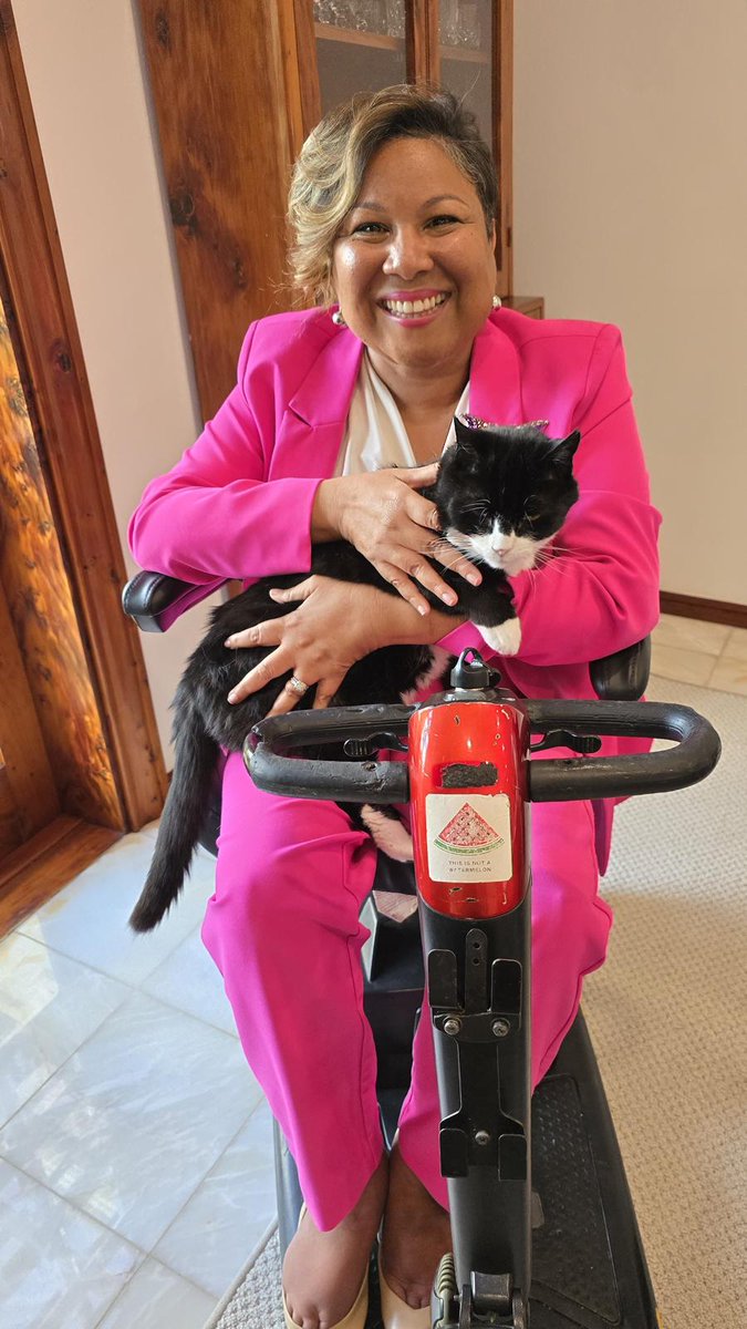 DiploMog's tweet image. After a special request, I enjoyed meeting the incredible Lisa Reed❤️, Bermuda's 2025 Woman of the Year on International Women's Day, with my helper The Governor.
#InternationalWomensDay #IWD2025