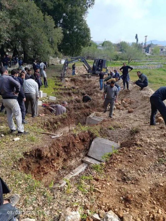 مقابر جماعية في مدينة #بنياس بعد المجازر المروعة التي ارتكبها دواعش الجولاني في هذه المدينة، رغم ان هذه المدينة لم تشهد اي اضطرابات مسلحة..
دواعش الجولاني قتلوا العلويين لدواعي التسلية لا اكثر في المدن التي لم تشهد اضطرابات وبعدها قاموا بنهب بيوتهم وحرقها وحرق سياراتهم..