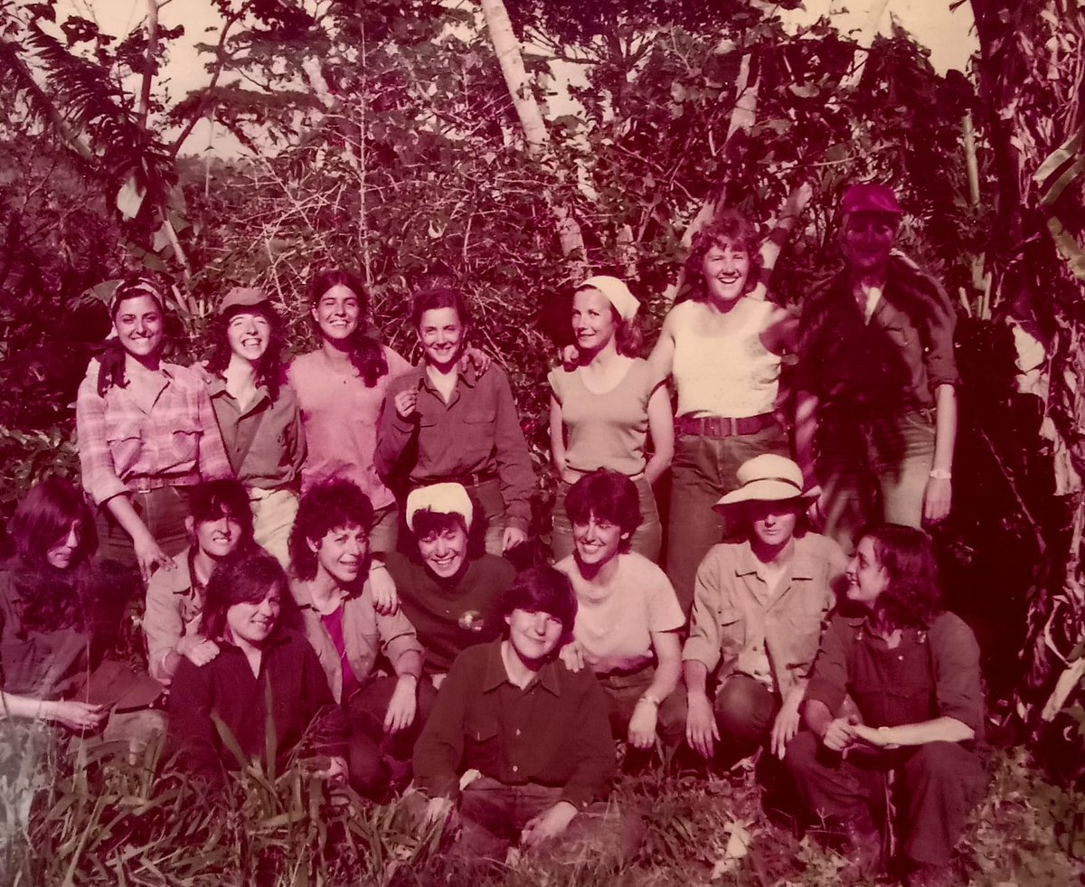 Feliz día de la mujer trabajadora! 
Foto: 16 de las 18 mujeres que integramos la Brigada del Café de la Federación Juvenil Comunista en solidaridad con Nicaragua, enero de 1985, me pueden buscar ✊🏻❤️🖤