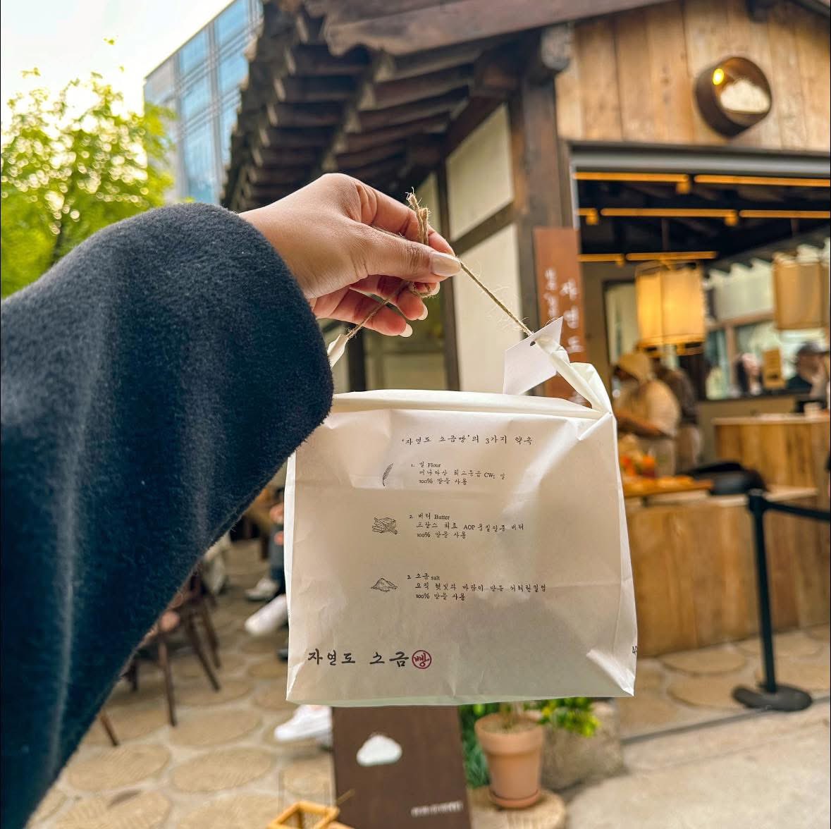 🥐🇰🇷 #ชั่วโมงนี้กระแสชิโอะปังมาแรงมาก อยากชี้เป้าขนมปังเกลือสุดฮิตแห่งโซล คนเกาหลีต่อคิวยาวสุด Jayeon Do Salted Bakery 자연도소금빵 
ใครมาโซลแล้วไม่กิน โซกึมปัง คือพลาดนะ มีหลายสาขา✨เหมือนกินครัวซองก์ผสมโชกุปัง คนเกาหลีอินกับร้านนี้มาก แป๊บเดียวขายหมดเกลี้ยง ขนมปังหอมทะลุจมูก