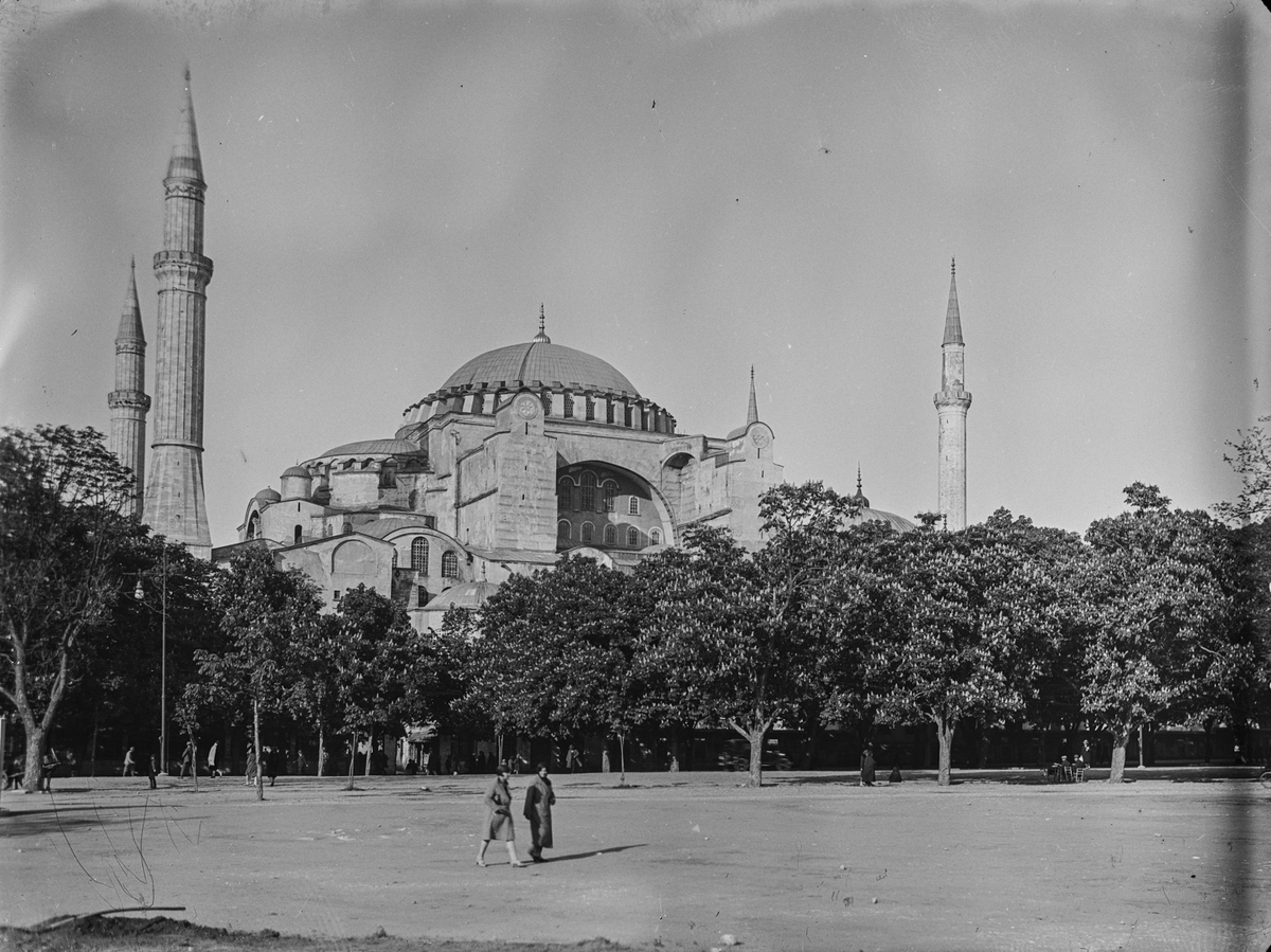 Ayasofya'nın önü bir zamanlar koru gibiymiş adeta...