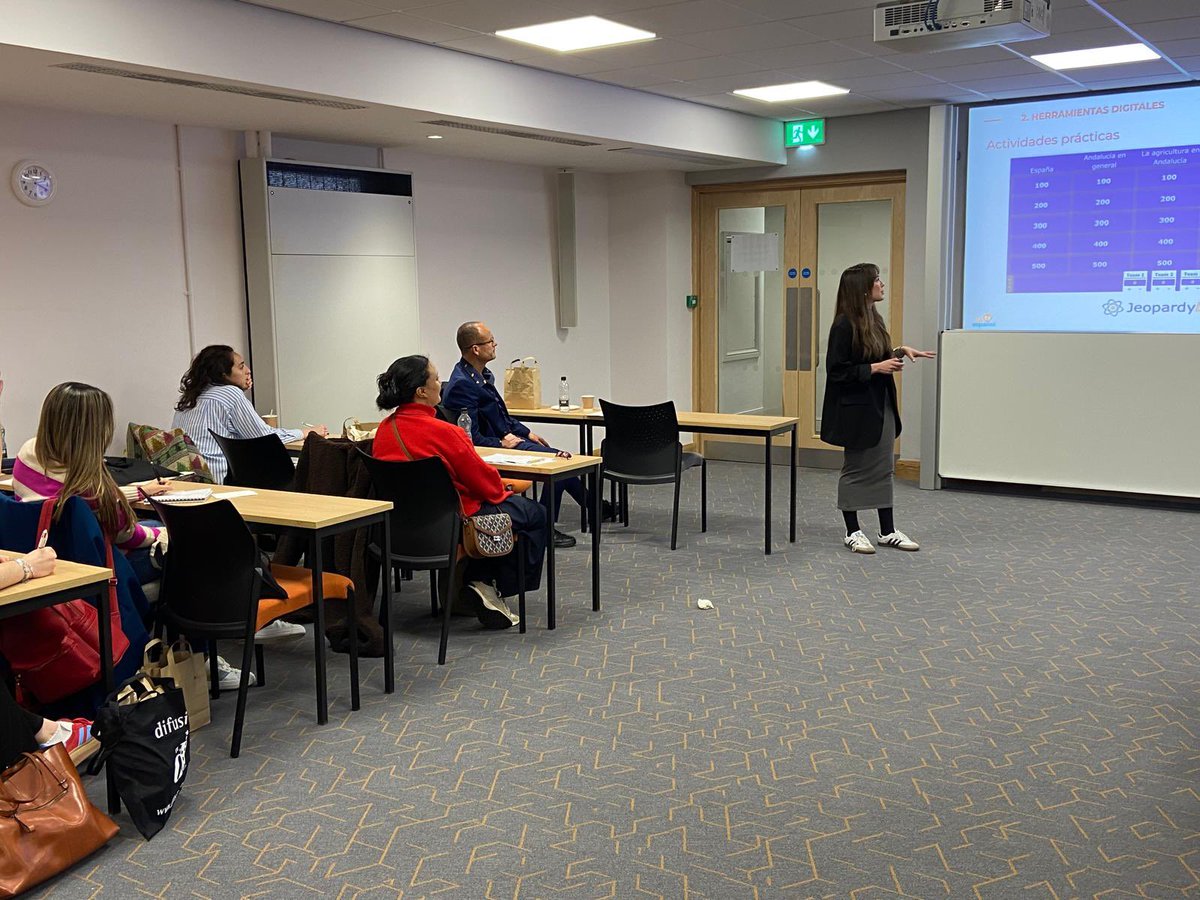 consejeriauk's tweet photo. @UniofNottingham @difusion_ele @AccEducativaExt @UniofNewcastle Con María del Olmo de #AIPespañol y su taller «Las tecnologías y el uso de las redes sociales en la enseñanza de ELE» los asistentes aprenden a emplear estas herramientas de forma efectiva https://t.co/SVrNrRBgBz