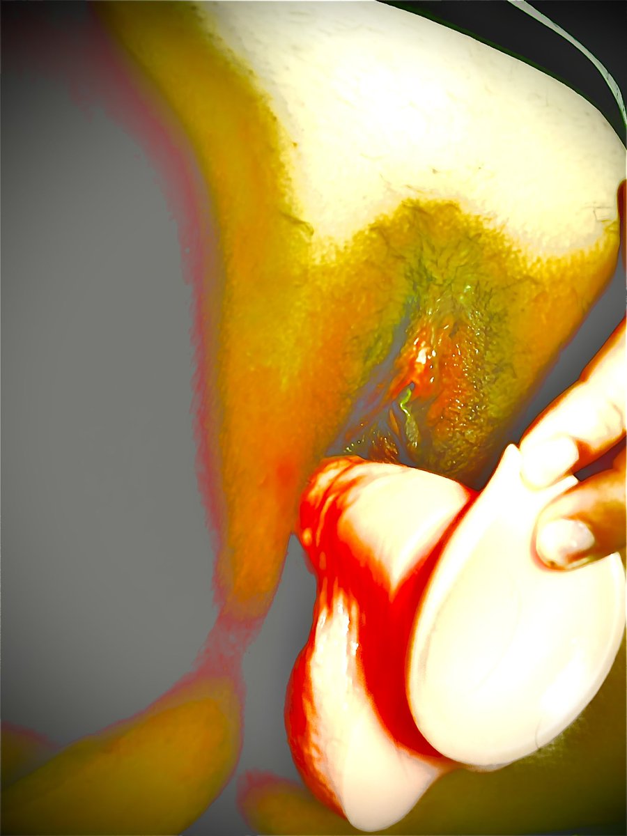 極太ディルド🍌使ってオナニーちゅう❤️うつってないけど電マも使って中も外の🌰も刺激💕おっぱいも誰か刺激してくれるかな？乳首はびんびんコリコリ勃起中🍌だよ🩷電車の中で後ろからお尻触っておパンツ食い込ませてオチ○ポ擦り擦りしてくれたら前から先っぽお指で撫で撫でしてあげる👆潮吹きさせて？