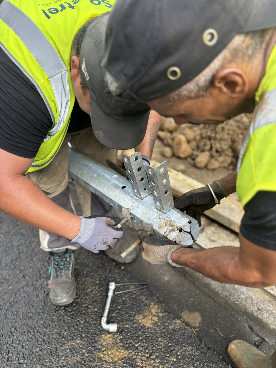 Les équipes techniques d @Orange et de @sogetrel à pied d œuvre ce jour pour mettre en sécurité le réseau et reconstruire le réseau abimé par #garance à la #reunion comme ici à #bras-panon et #st-benoit 🟧👍