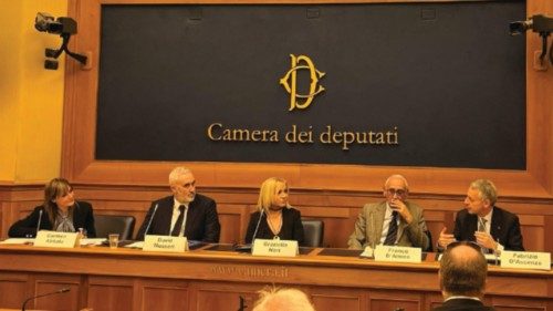 Le discriminazioni che umiliano le #donne
Presentato lo studio di Anmil sulle disuguaglianze lavorative
di <a href="/stefanolesz/">stefano leszczynski</a> 
osservatoreromano.va/it/news/2025-0…