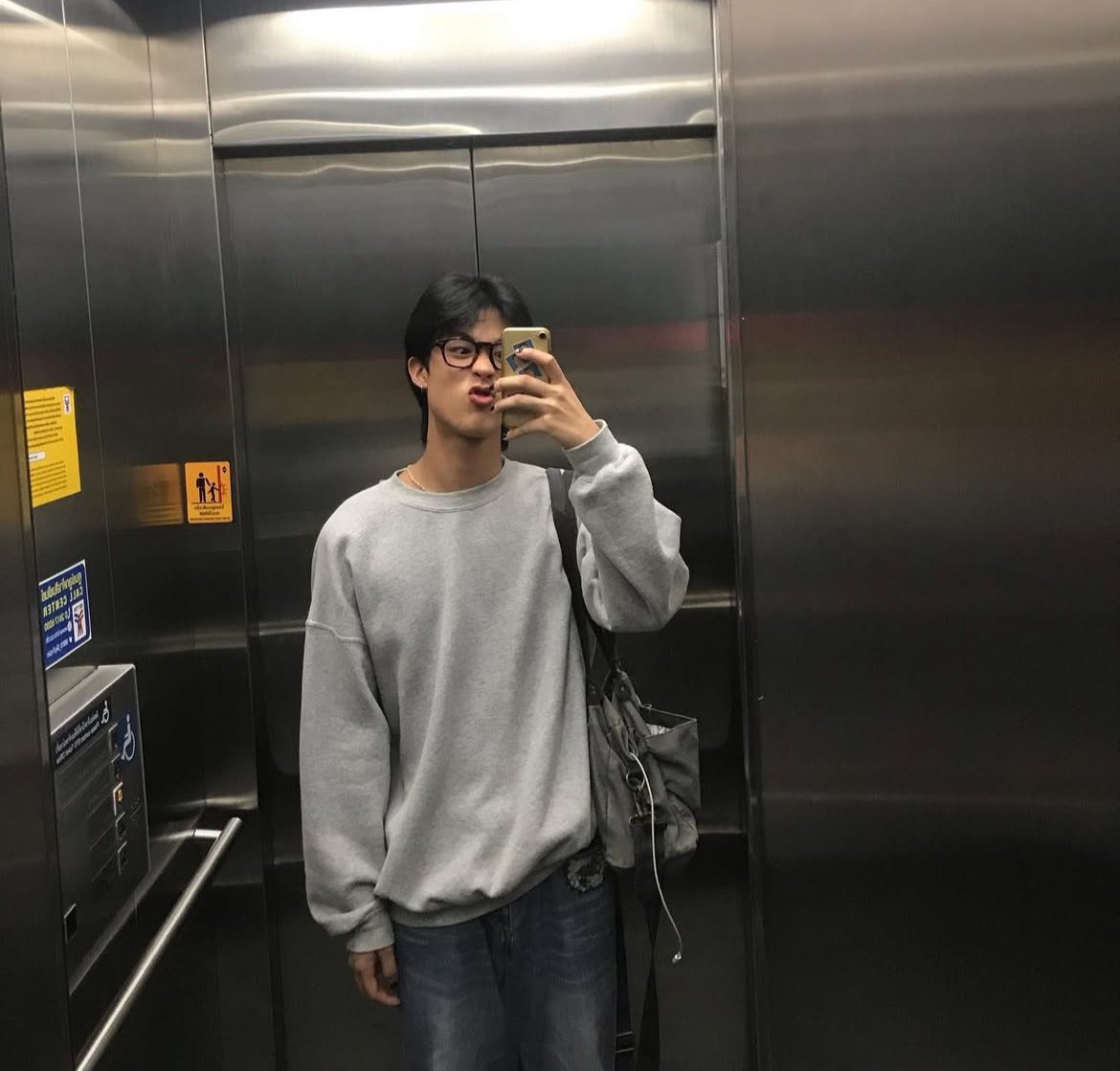 ไม่รู้มีใครเคยตั้งแผงขายไปยัง แต่น้องแว่นหรือกล้องวงจรปิดประจำกลุ่มคือ deephordee พ่อหนุ่มเทสดี พึ่งปล่อยเพลงกะพี่ตั้ง badvoice ไปด้วย 💅🏼✨ #GELBOYSสถานะกั๊กใจEP5