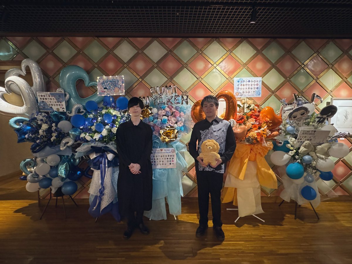 fumi23tv's tweet photo. 『ふみ&みやけんホワイトデーツーマンコンサート2025』
昼夜2公演終わりました！
みやけんさんとのツーマンは本当に刺激的で僕自身色々学ばせてもらって毎回すごく勉強になります📚
会場に来てくださった皆様、配信で聞いてくださった皆様ありがとうございました！
トイレ休憩無しの2時間は流石に2人で反省しました…
1時間40分で組んだはずなんだけどな…おかしいな🤔
フラスタもいつもありがとうございます💐