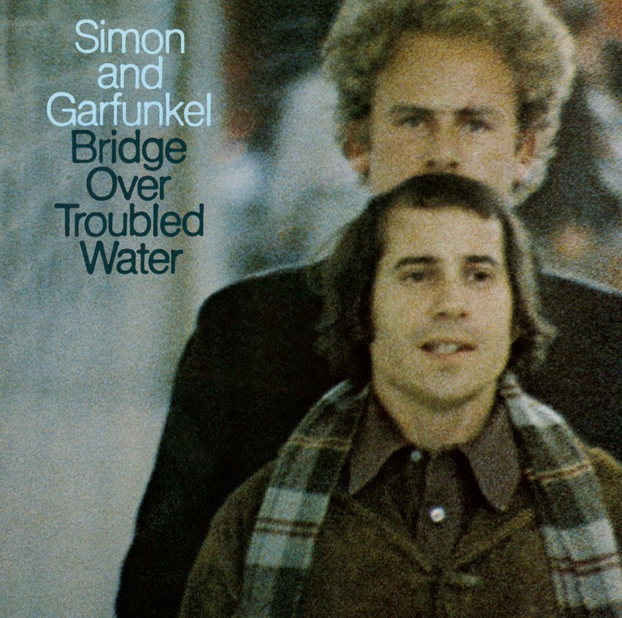Hace 55 años (1970), el dúo Simon and Garfunkel colocaba en el #1 del Top 200, su quinto y más exitoso álbum, “Bridge Over Troubled Water”. Mantuvo 10 semanas esta posición. Este último proyecto del grupo incluyó el #1 y premiado Bridge Over Troubled Water;🔽