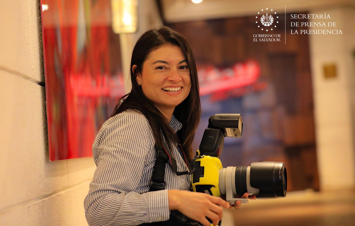 #DíaInternacionalDeLaMujer | Hoy, en el Día Internacional de la Mujer destacamos el trabajo, entrega, profesionalismo y dedicación de mujeres como Violeta Martínez, fotoperiodista de la Secretaría de Prensa de la Presidencia. #SecretaríaDePrensa