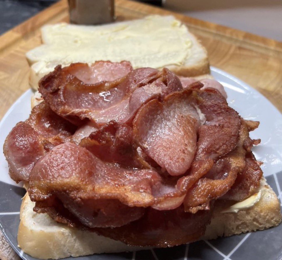 benonwine's tweet image. Who bloody LOVES a Bacon Sandwich ❤️ 😋