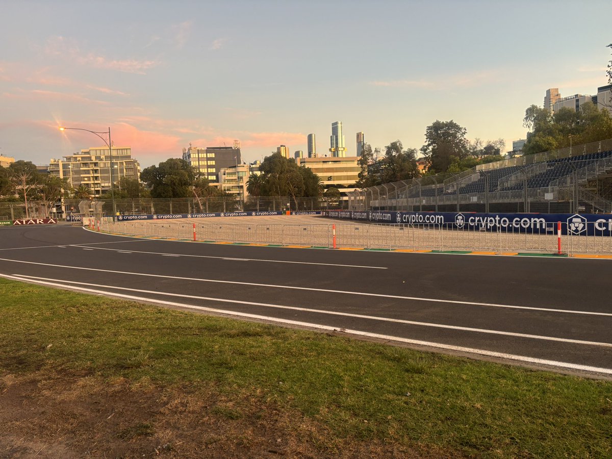 Tras el accidente de George Russell del año pasado, para 2025 Australia ha quitado el astroturf del exterior de la curva 6, ahora del piano se pasa a la grava directamente.

También hay más barreras TecPro y mejor colocadas para evitar que los coches reboten y vuelvan a pista.