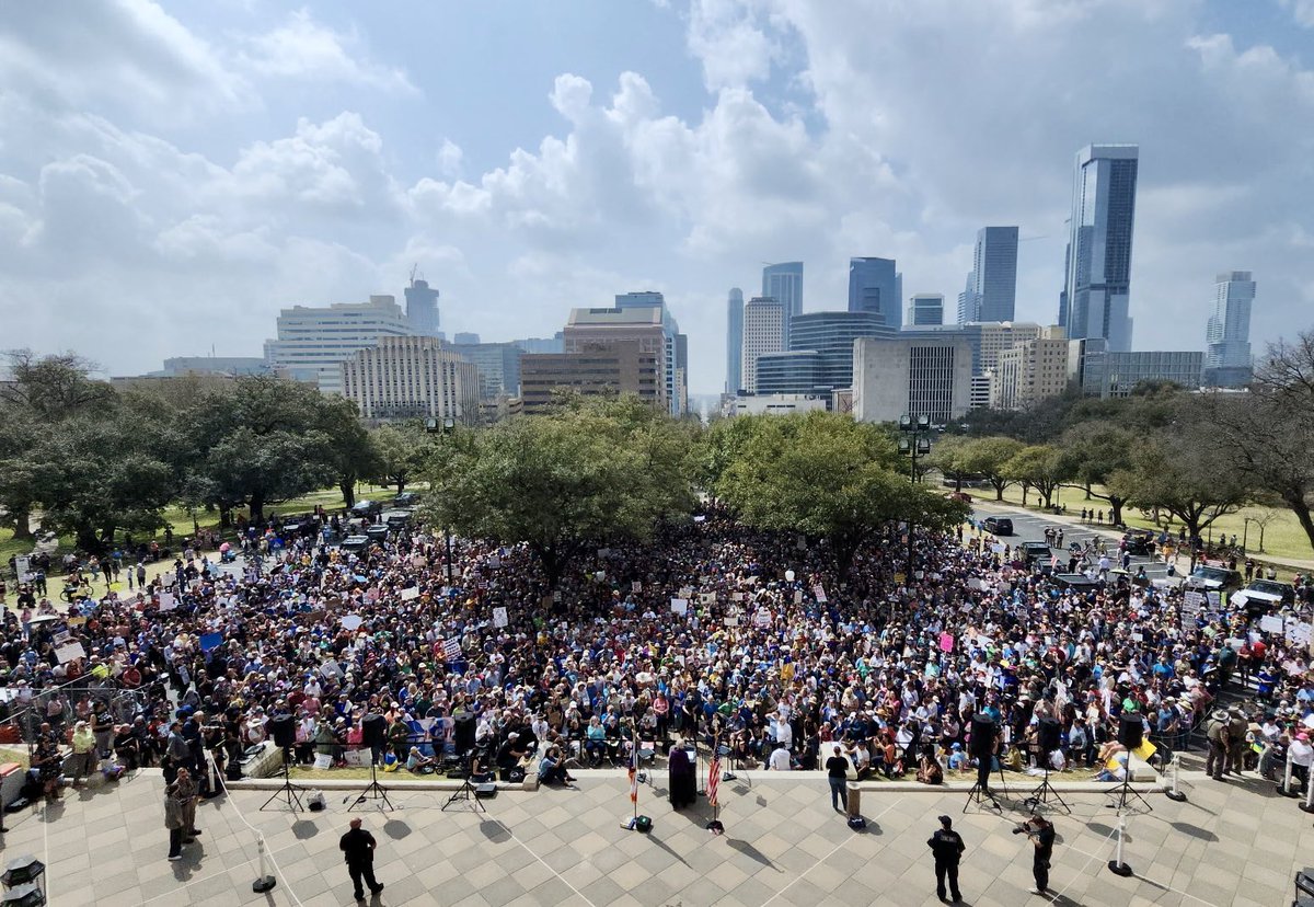 SarabiaTX's tweet photo. AUSTIN, TX — Senator Elizabeth Warren with 3,500 friends on the steps of the Texas Capitol for a rally to Stop Donald Trump and Fire Elon Musk.

Amazing energy! https://t.co/oLRMHpufuk