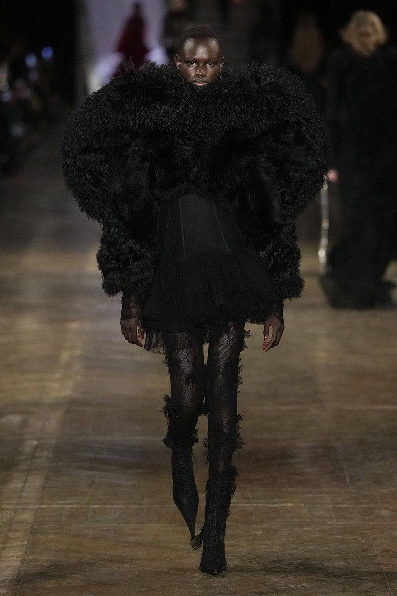 McQueen FW25. the gothic drama is immaculate; lace, collars, sharp boots, extravagant sleeves... Love!!!