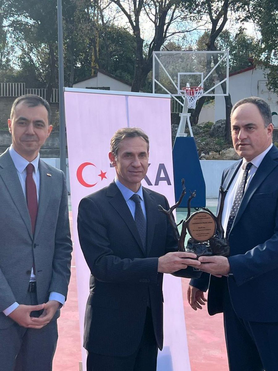 TC_BeyrutBE's tweet photo. @jimmy_jabbour @TikaBeyrut @Tika_Turkiye @tika_english1 @tika_arabic @tayyar_official @scoutsduliban @ndmcndp @yurtdisiturkler @TurkiyeBurslari @kamalmaksoud1 وفي نطاق الزيارة، قام السفير لوتم أيضًا بزيارة مع وفد من #TİKA في #القبيات حيث افتتح مشروع مجمع قبيات #الرياضي الذي جدد من طرف وكالة #تيكا  بالتعاون مع #دير_ضومط وجماعة #الكشافة، بالاشتراك مع النائب
 @jimmy_jabbour. https://t.co/dn3hV8PCn0