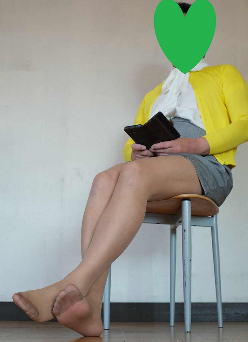 OkitakeA's tweet photo. Image from rape blossom✨
#yellowcardigan #rapeblossomecolor #springcolor #tanpantyhose #tightskirt #whiteblouse #pantyhosefetish #pantyhoselegs #ladyboy #shemalepantyhose #ベージュストッキング #ベージュパンスト #パンスト女装 #パンスト愛 #熟女 https://t.co/KbZE83hwVr